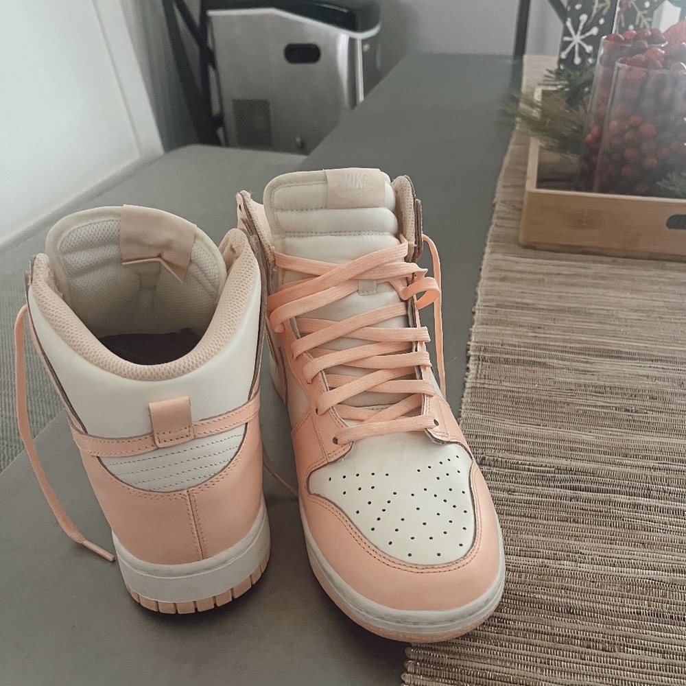 Nike WMNS Dunk High (Crimson Tint)